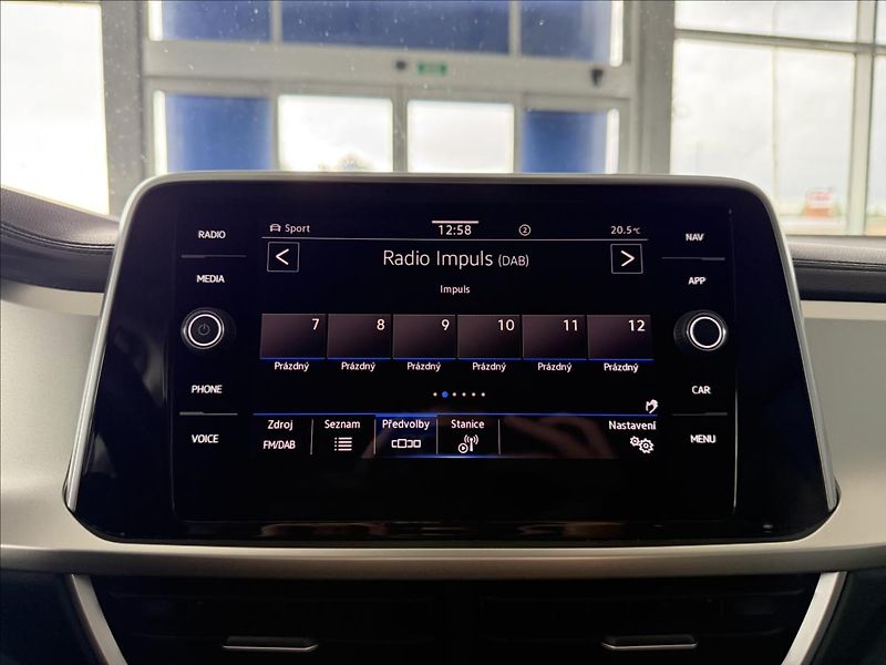 Volkswagen T-Roc 1,0   TSI 85kW,1.MAJ,SERVISKA - fotka 13 z 23