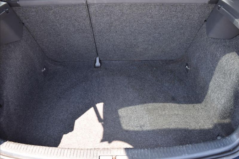 Volkswagen Golf 1,4 i 59KW NOVÁ STK ALU KLIMA - fotka 24 z 46