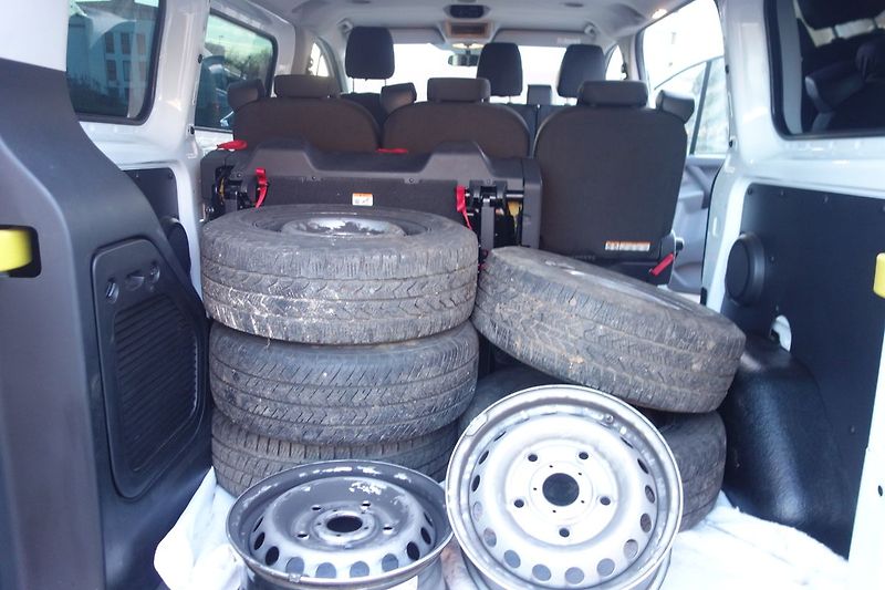Ford Tourneo Custom 2,2TDCi 8 MÍST TOURNEO - fotka 22 z 33