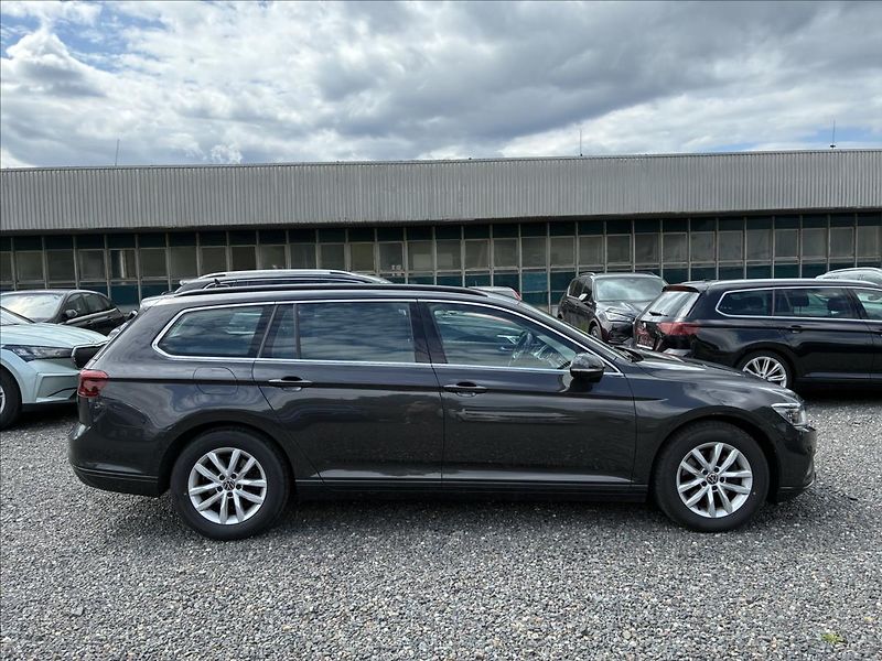 Volkswagen Passat 2,0 TAŽNÉ,IQ LIGHT,KAMERA - fotka 7 z 32