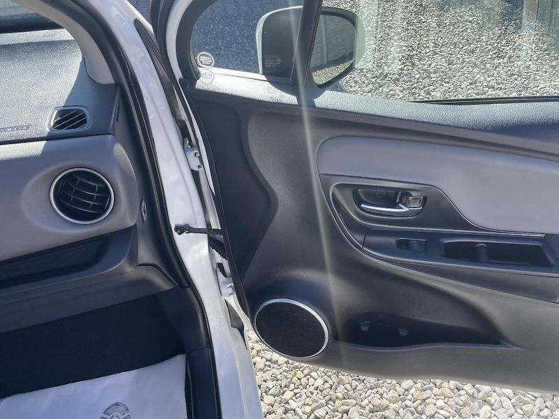Toyota Yaris 1.5i 16v HYBRID 142TKM TOP 1A! - fotka 129 z 169