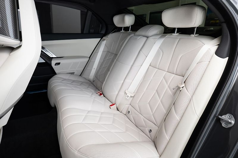 BMW Ostatní M70 xDrive Bower&Wilkins Diamo - fotka 10 z 23