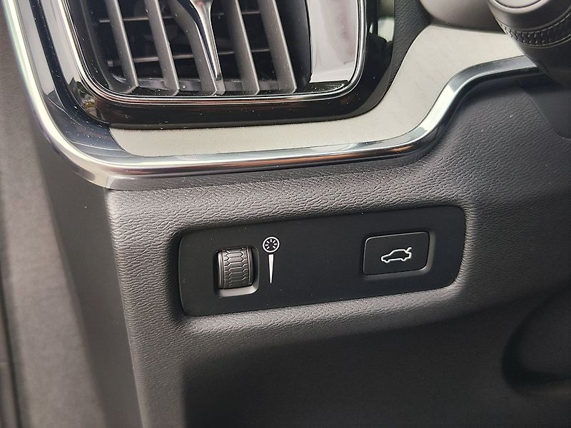 Volvo V60 B4 2.0/145kW Inscription AT - fotka 32 z 37