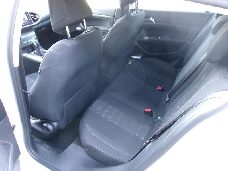 Peugeot 308 1.2i automat - fotka 18 z 22
