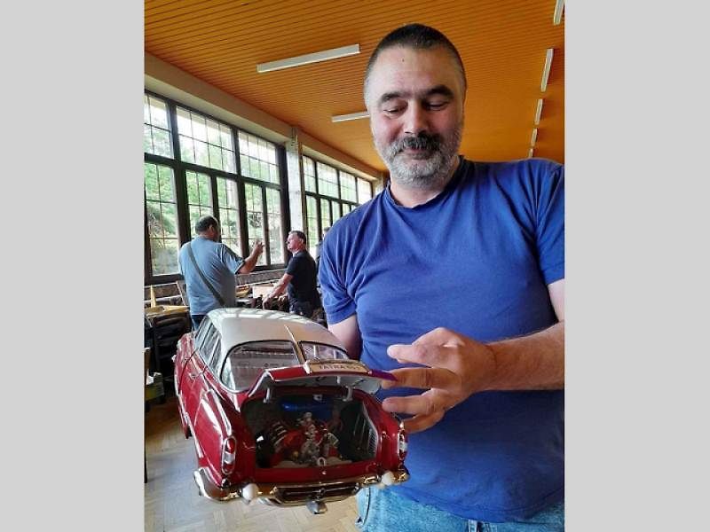 Modelář Kamil Štol s vymazlenou Tatrou 603 v měřítku 1:8. Skládal ji tři roky a vyšla ho na necelých 35 tisíc korun.