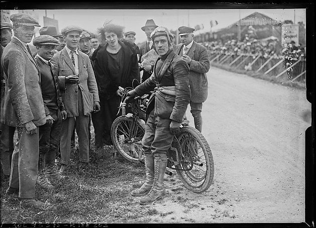 Okruh Saint André de Corcy, 29. května 1924. Grand Prix Moto-Clubu Lyon a jezdec Louis Janin se strojem Monet-Goyon., zdroj: Wikimedia Commons,, Rol Agency - Agence photographique - Bibliotheque nationale de France, volné díl