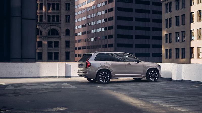 Volvo XC90 (2026) T8 AWD Plug-in DARK ULTRA 7 - fotka 2 z 11