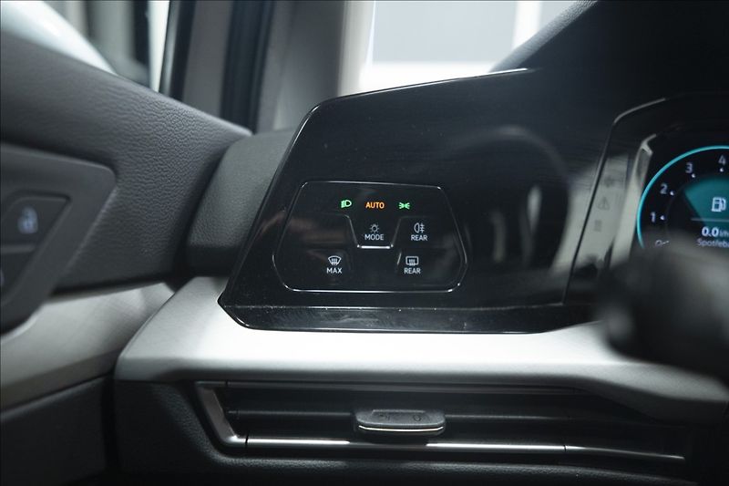 Volkswagen Golf 1,5 TSI KEYLESS KAMERA VÝHŘEV - fotka 28 z 42