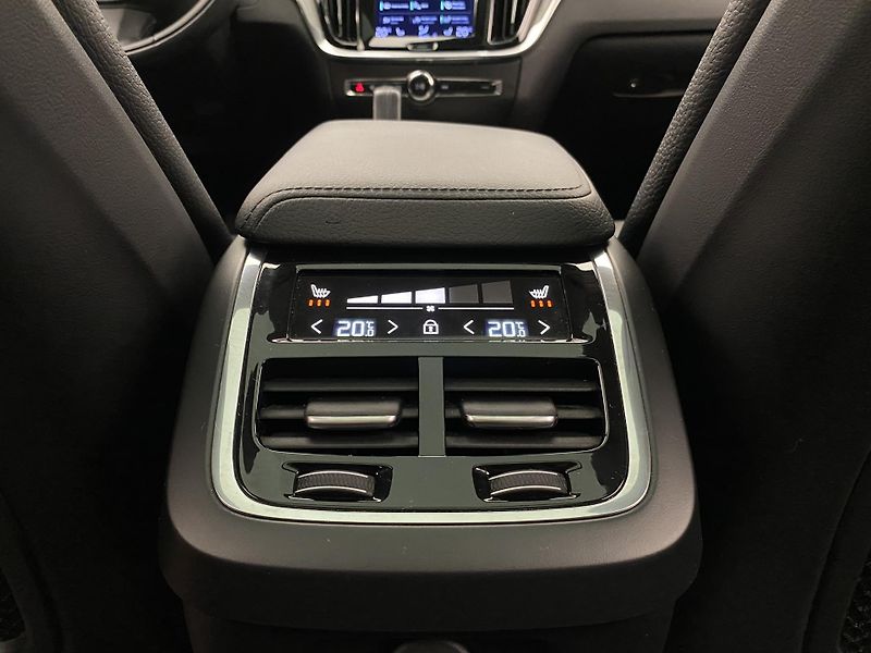 Volvo V60 CC B5 AWD MOMENTUM AUT - fotka 33 z 53