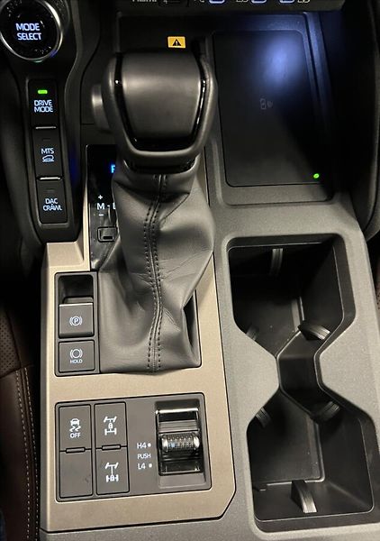 Toyota Land Cruiser 2,8 AT INVINCIBLE - fotka 6 z 20