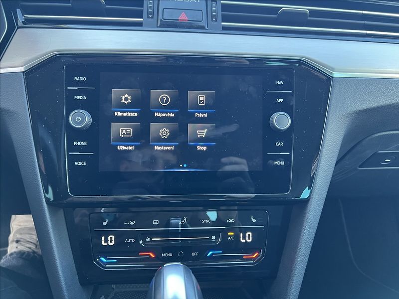 Volkswagen Passat 2,0 TDi DSG ELEGANCE MATRIX - fotka 29 z 32