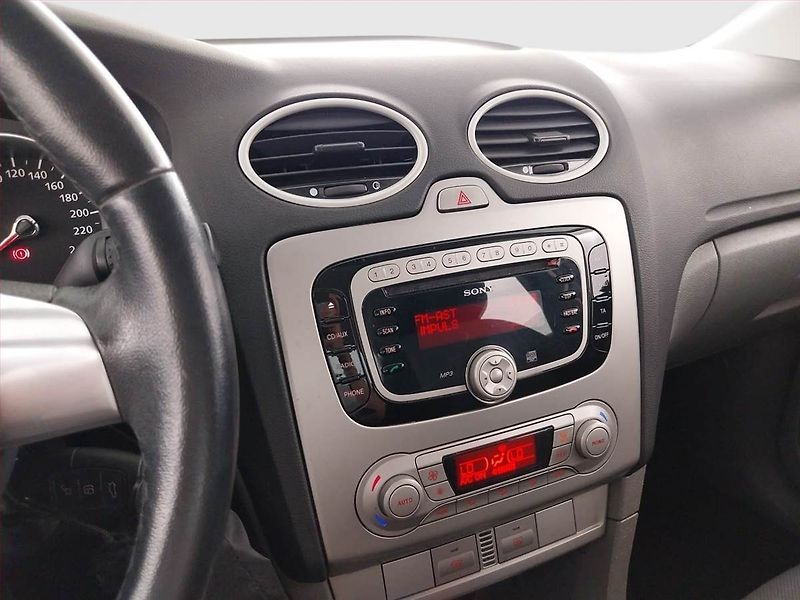 Ford Focus (2010) 1.6 16V, po STK, servisované - fotka 12 z 16