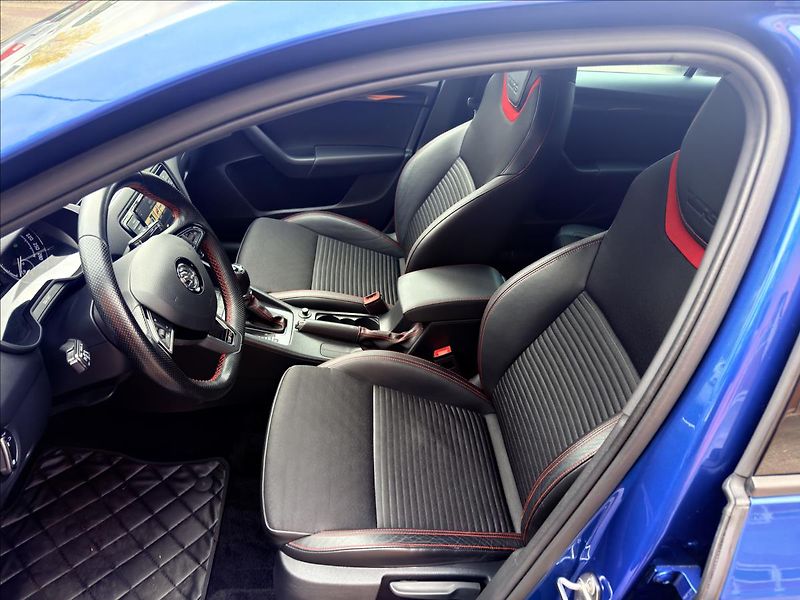 Škoda Octavia 2,0 TDi RS DSG - fotka 22 z 29