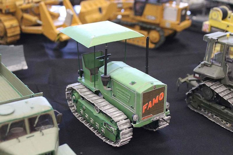 Papírový model buldozeru Caterpillar.