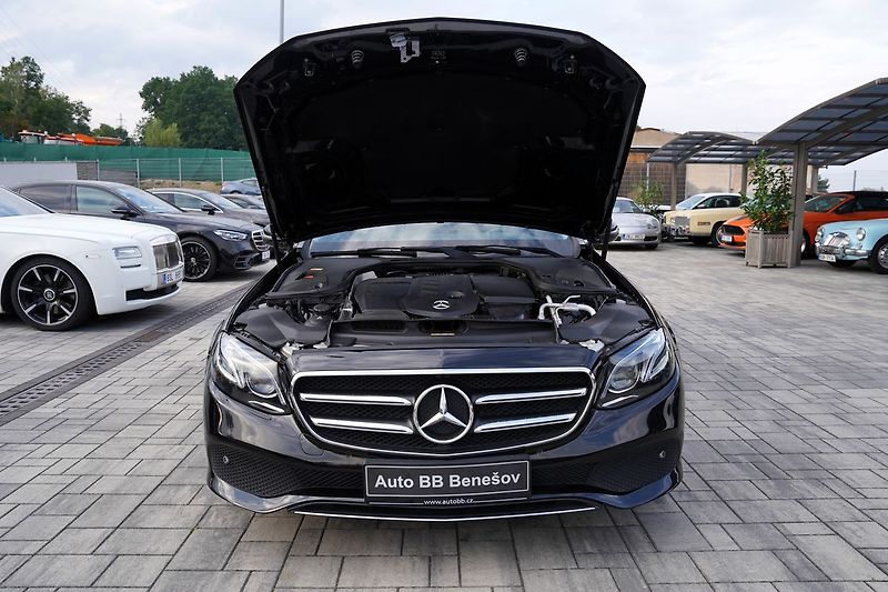 Mercedes-Benz Třídy E E 220d AMG/LED/AT9/kůže - fotka 9 z 46