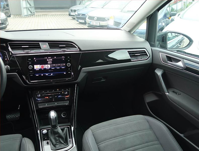 Volkswagen Touran (2023) 2.0 TDI - fotka 8 z 16