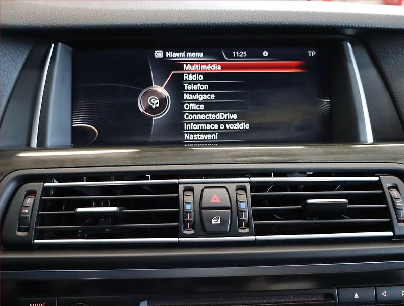 BMW Řada 5 (2015) Luxury Line 530d xDrive, 4X4 - fotka 18 z 32