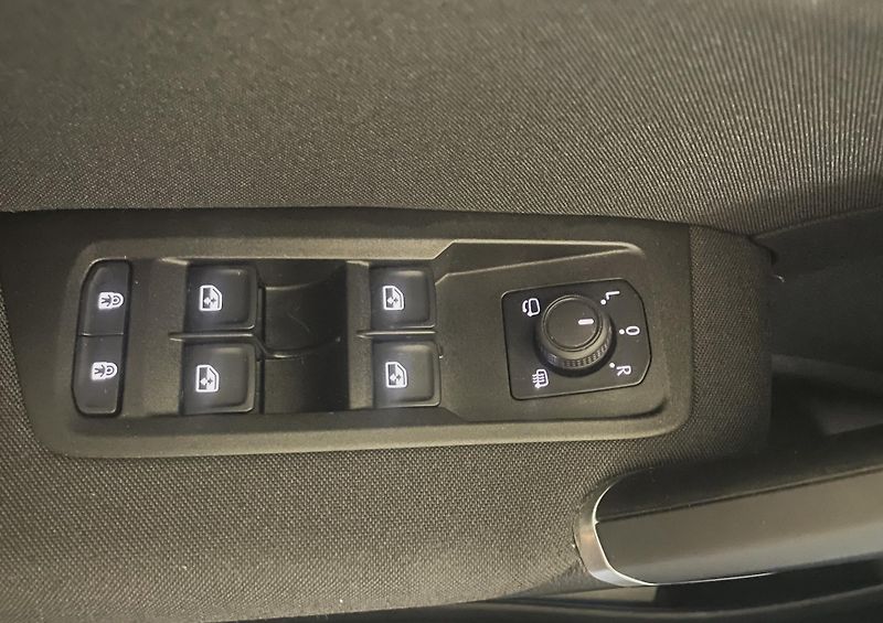 Volkswagen Touran 2,0TDi Comfortline, ČR, 1.MAJ - fotka 25 z 30
