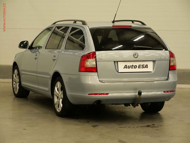 Škoda Octavia (2010) 1.6 TDi, Elegance, xenon - fotka 6 z 25