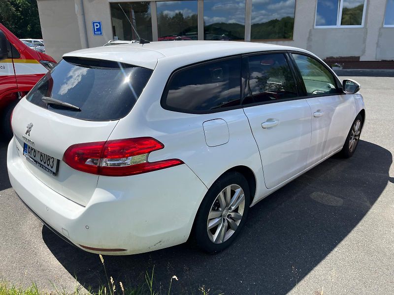 Peugeot 308 SW Active 1,2 110k servis sml. - fotka 3 z 8