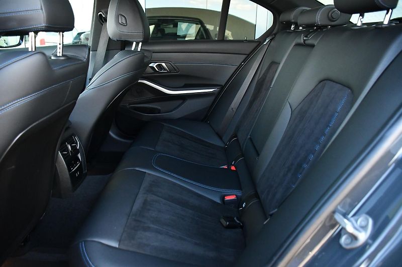 BMW Řada 3 320d xDrive M-SPORT  - fotka 13 z 43