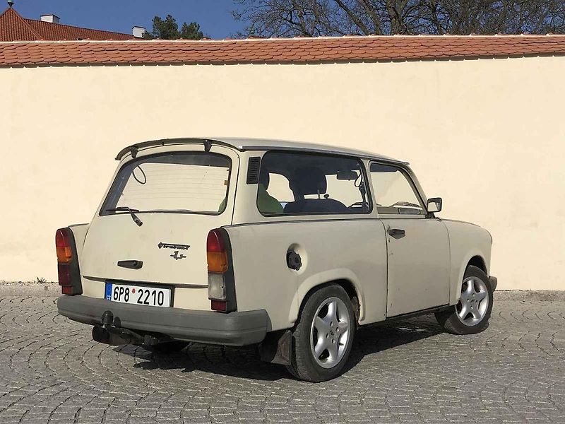 Tenhle Trabant je jeden z posledních vyrobených – únor 1990.