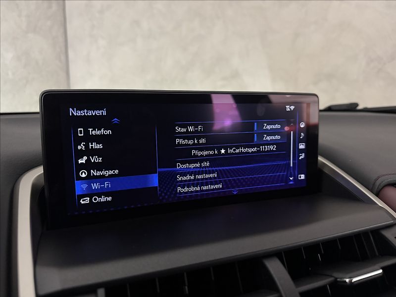 Lexus NX 300h 2,5   Hybrid Luxury LED Assist - fotka 33 z 47