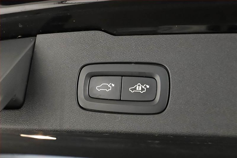 Volvo V60 (2020) R-Design T8 Twing Engine - fotka 15 z 17