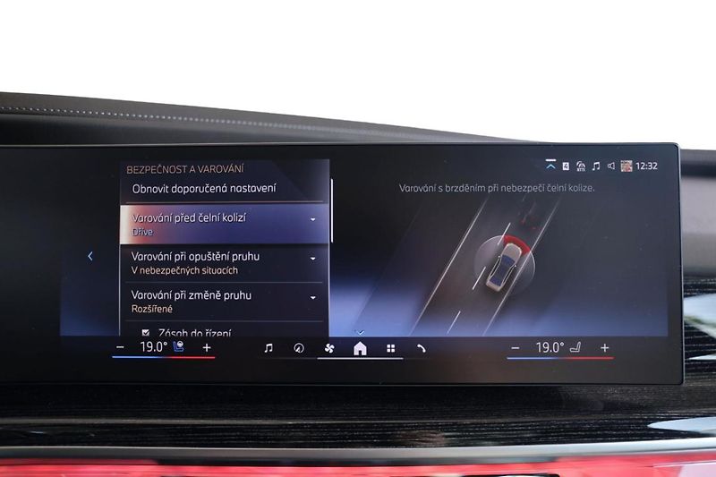 BMW Řada 7 740d xDrive - fotka 16 z 42