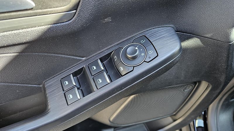 Ford Kuga (2023) 2.5i HEV 140 kW Titanium 4x4  - fotka 17 z 37