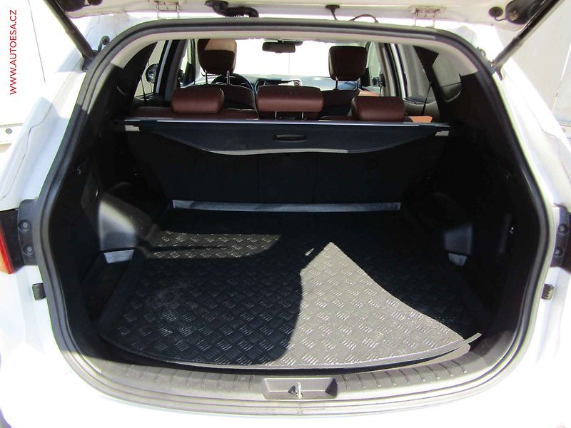 Hyundai Santa Fe (2015) 2.2 CRDi 4x4, AT, panor - fotka 7 z 25