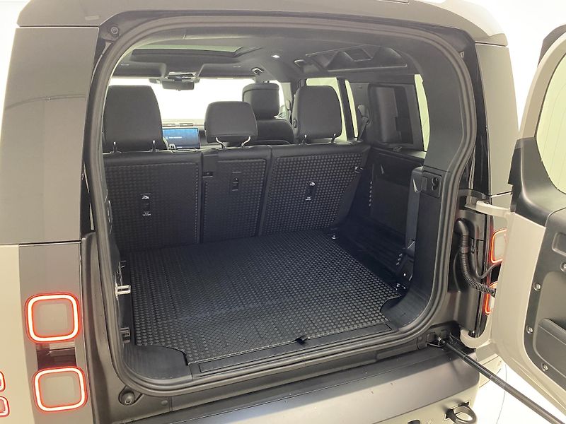 Land Rover Defender 110 D350 X-Dynamic HSE - fotka 5 z 59