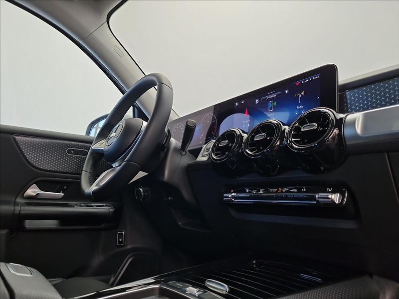 Mercedes-Benz GLB 220 4MATIC - fotka 16 z 22