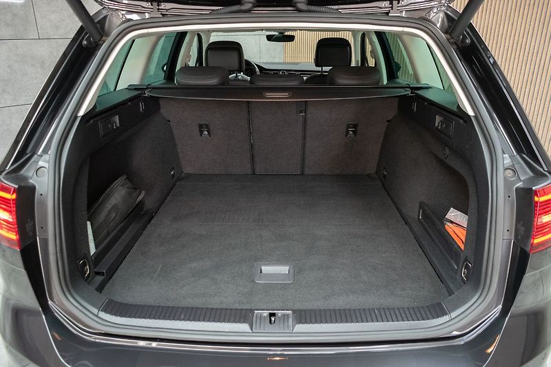 Volkswagen Passat 2.0 TDI 110*DSG*KAMERY360*ACC* - fotka 39 z 43