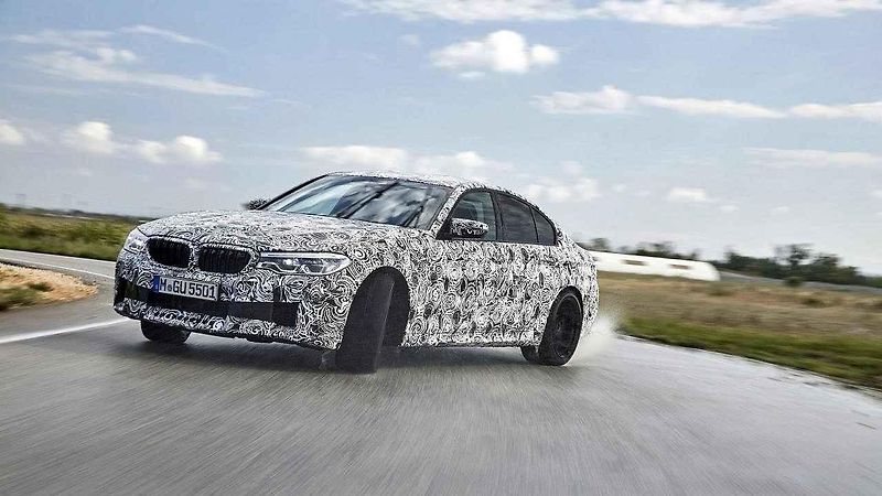 Prozatím maskované BMW M5.