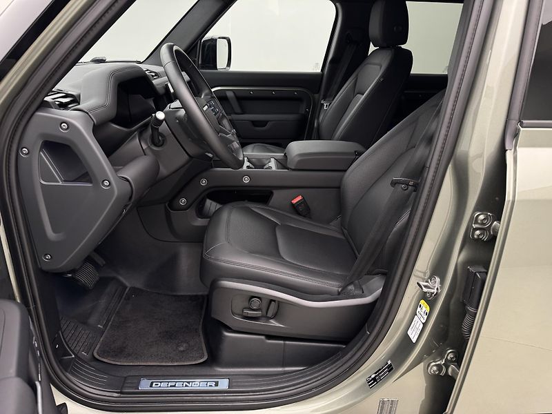 Land Rover Defender 110 D300 X-DYNAMIC SE - fotka 3 z 47