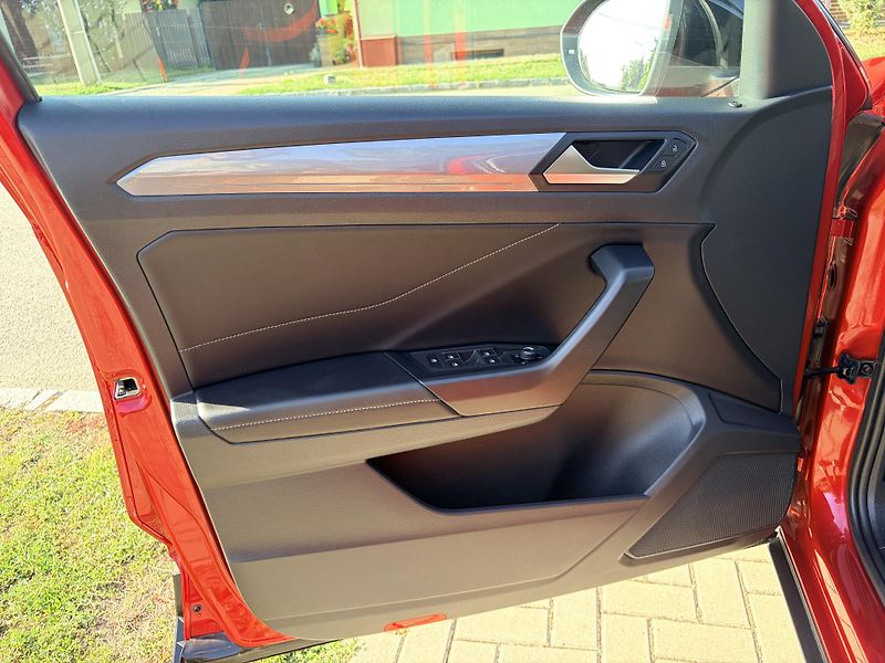 Volkswagen T-Roc 1.0TSI SPORT IQ LIGHT - fotka 9 z 46