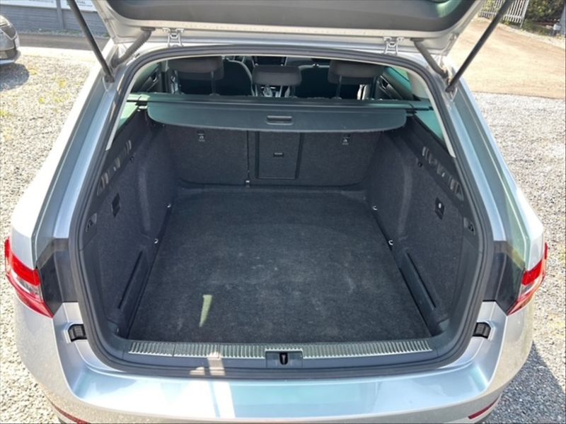 Škoda Superb 2,0 TDI Style AT - fotka 6 z 11