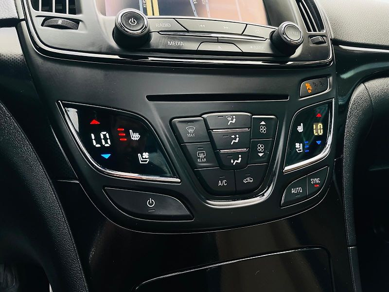 Opel Insignia 2.0CDTi 4x4 AUTOMAT SERVISKA - fotka 38 z 53