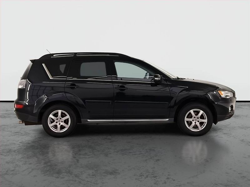 Mitsubishi Outlander (2011) 2.2 DI-D, 4X4, 7 míst - fotka 6 z 21