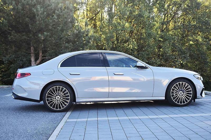 Nový Mercedes-E je současně důstojný i naprosto moderní