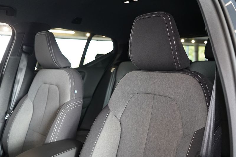 Volvo XC40 B3 Plus Dark, ACC, BLIS - fotka 17 z 43