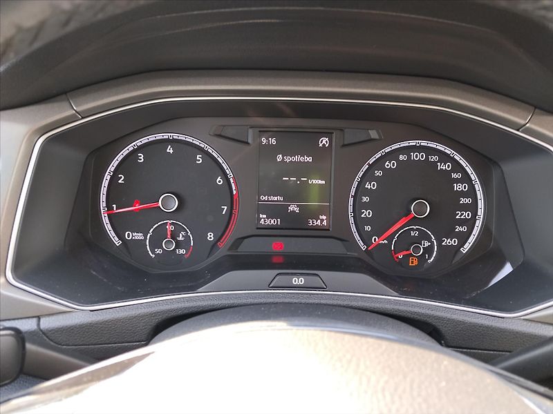 Volkswagen T-Roc 1,5   1,5TSI 110Kw - fotka 8 z 31