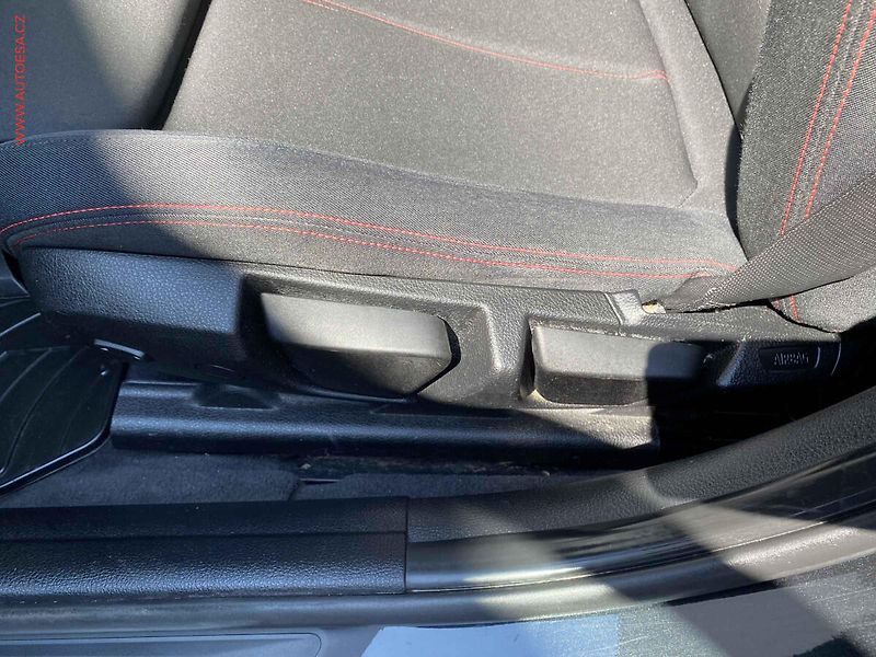 BMW Řada 3 (2012) 2.0i 320i, AC, navi, park - fotka 15 z 19
