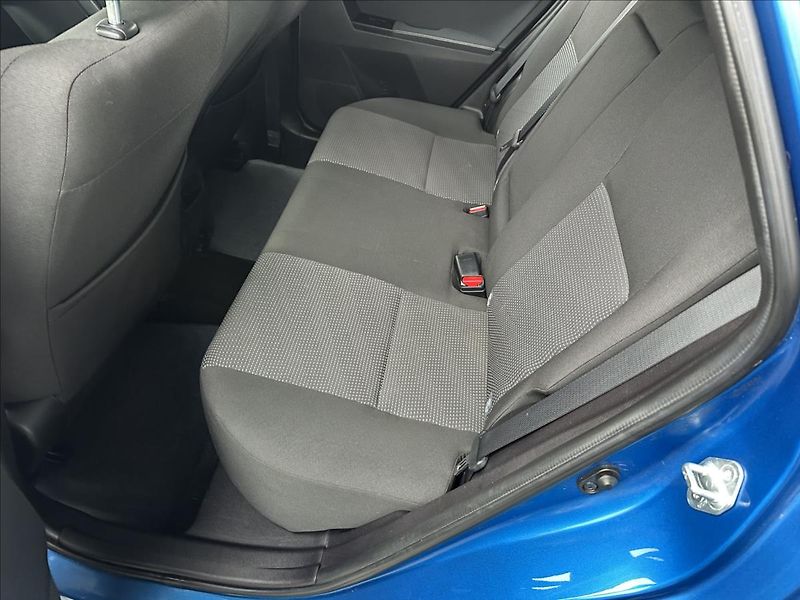 Toyota Auris 1,6 EXCLUSIVE - fotka 15 z 28