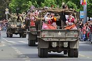Plzní projel Konvoj svobody. Stovky kusů historické vojenské techniky v neděli projely z Bor do centra města. Ulice lemovaly tisíce diváků