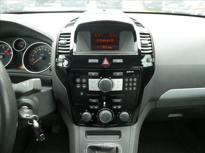 Opel Zafira 1,8 i 16V klima, závěs - fotka 27 z 38