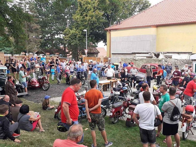 Do Hříškova dorazil na jubilejní veteránský sraz rekordní počet vozidel.