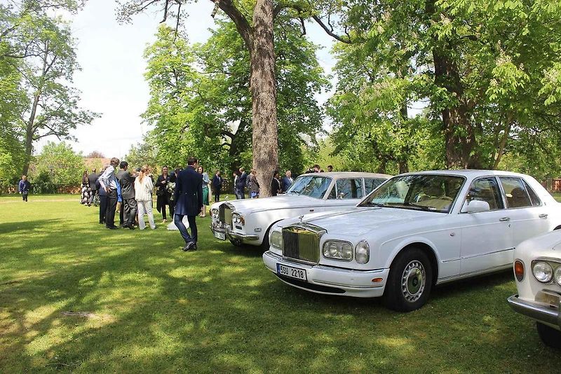 Luxusní vozy se v sobotu 4. května sjely na zámek do Lnář. Převládala auta značky Rolls-Royce.