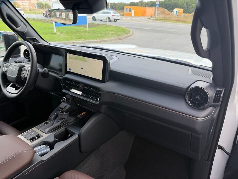 Toyota Land Cruiser MC 2027 EXECUTIVE Skyview 2.8D - fotka 6 z 13